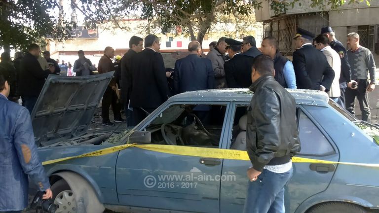 أثار الانفجار على سيارة شرطة