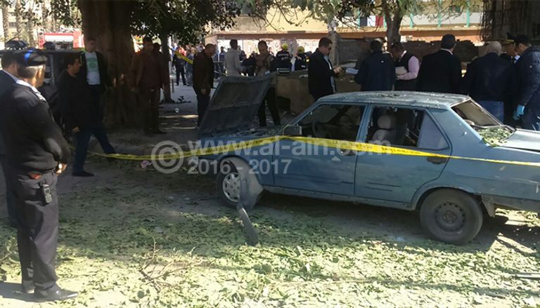 أثار الانفجار على سيارة شرطة