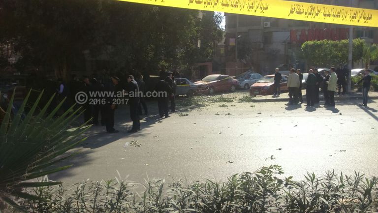 أثار الانفجار على سيارة شرطة