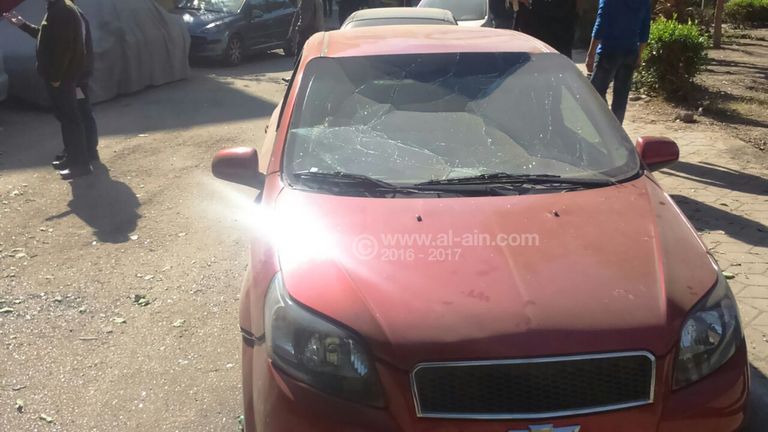 أثار الانفجار على سيارة شرطة