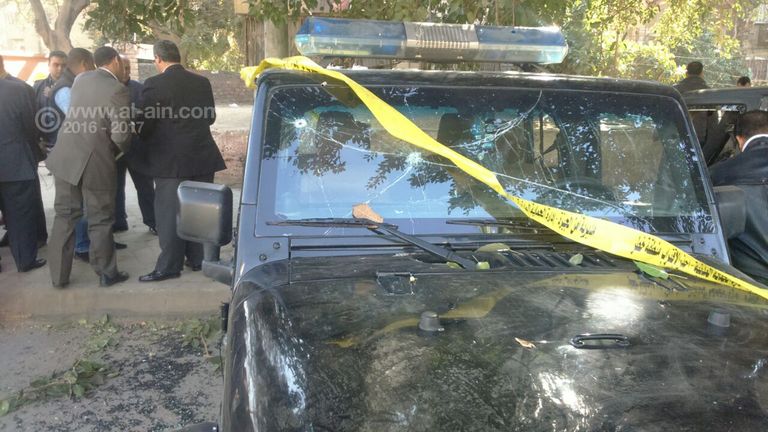 أثار الانفجار على سيارة شرطة