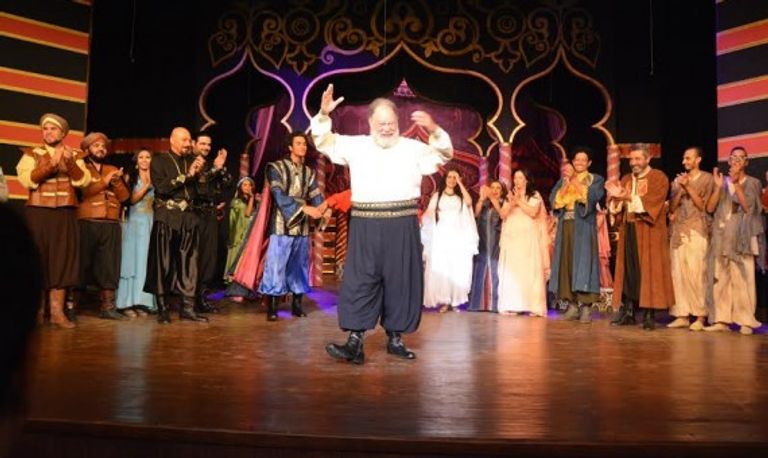 - مشاهد من العرض المسرحي 