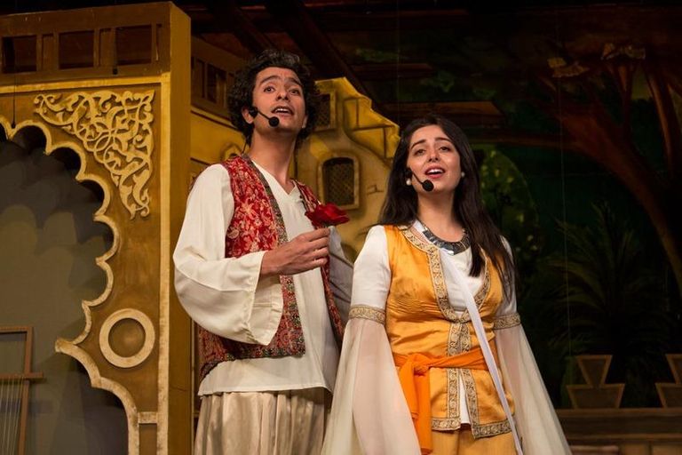 - مشاهد من العرض المسرحي 