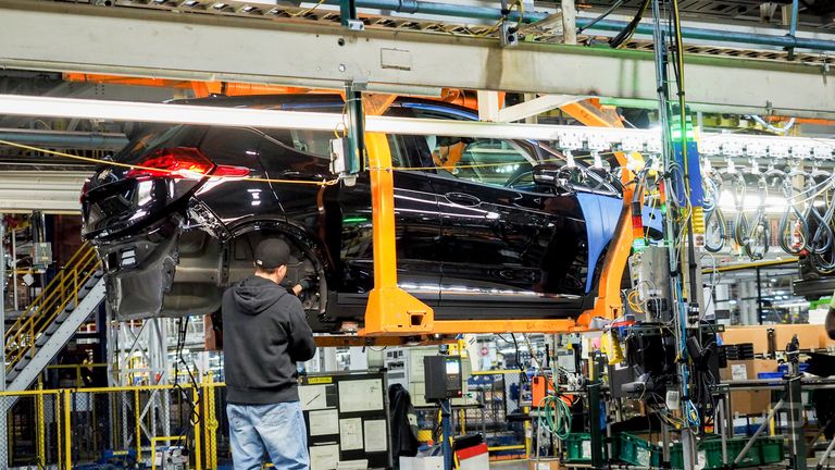 خط الإنتاج لسيارة شفروليه بولت - موقع engadget مصنع سيارة "بولت" - موقع engadget