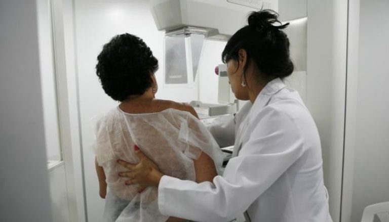 سيدة تجري فحوصات سرطان الثدي