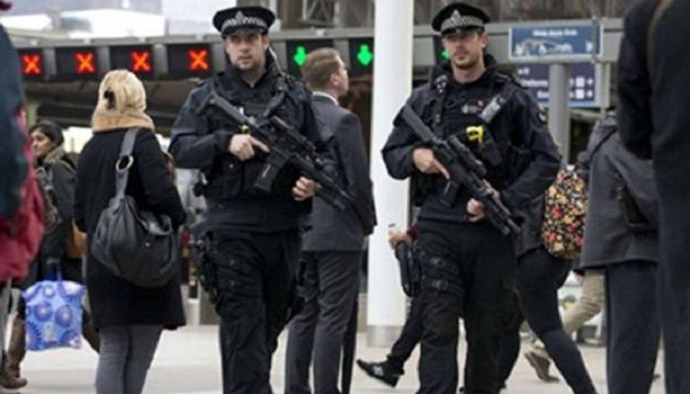 الشرطة البريطانية تنفذ مداهمات واسعة