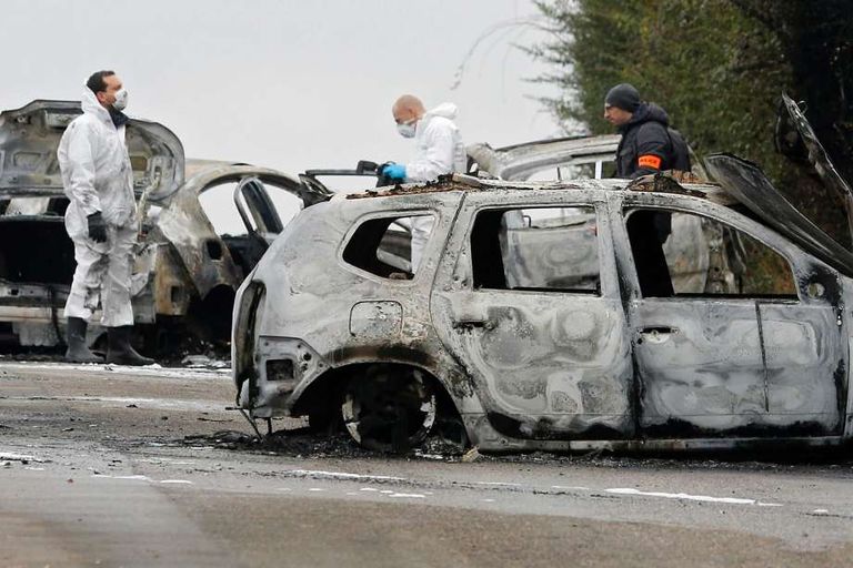 الشرطة في مكان الحادث بعد هروب العصابة