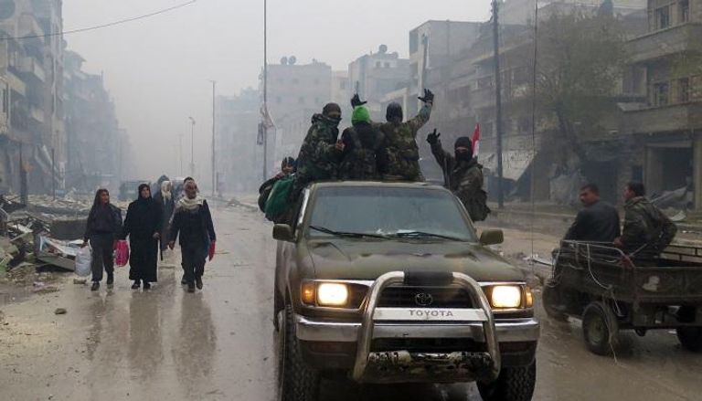 الجيش السوري يدخل حلب والسكان يغادرونها