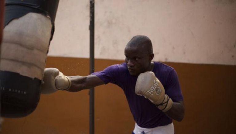 شاب غاني يتدرب في بوكوم
