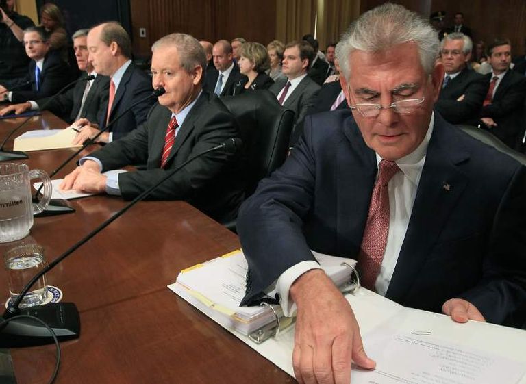 فلاديمير بوتين وريكس تيليرسون في إحدى فعاليات روزنيفت - أرشيفية