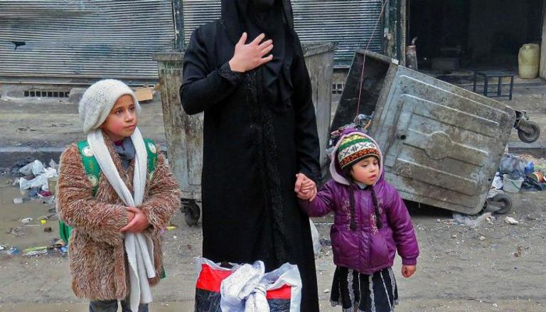 أم واطفالها يفرون من حلب