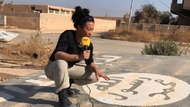 طفل يجثو على ركبيته بعد تهديد عناصر داعش 