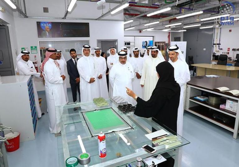 ولي عهد البحرين خلال الجولة بالجامعة