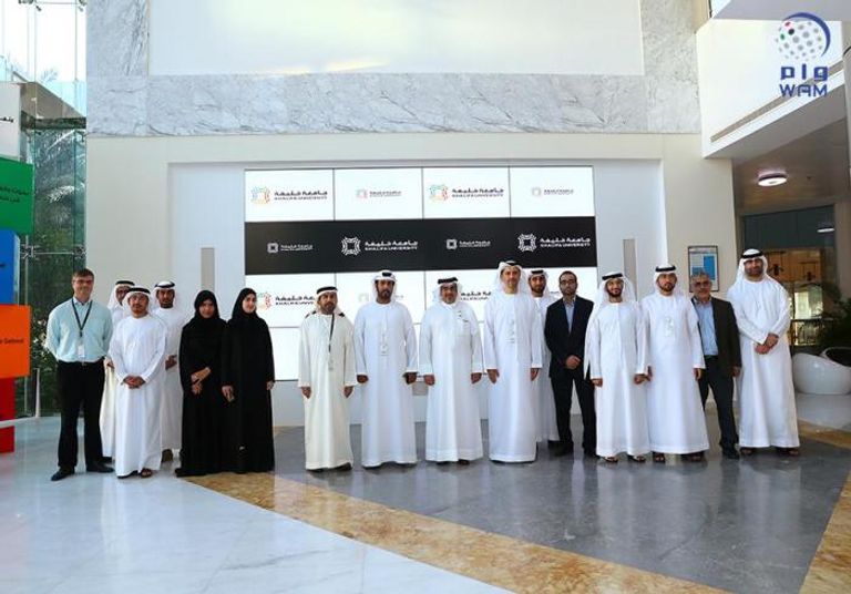 ولي عهد البحرين خلال الجولة بالجامعة