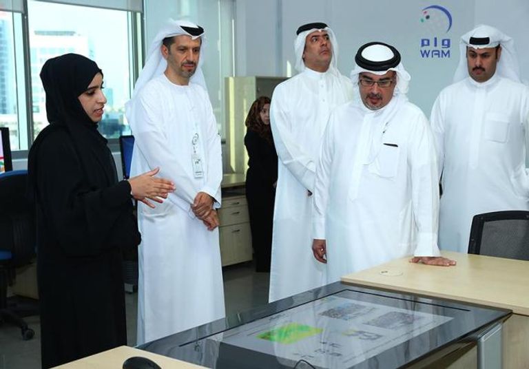 ولي عهد البحرين خلال الجولة بالجامعة