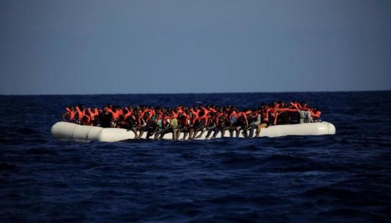 زورق مكتظ بمهاجرين أفارقة في البحر المتوسط قبالة ليبيا