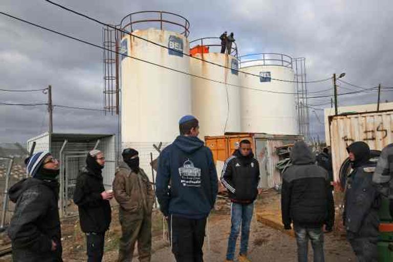 مستوطنو عمونا يغلقون أبوابها