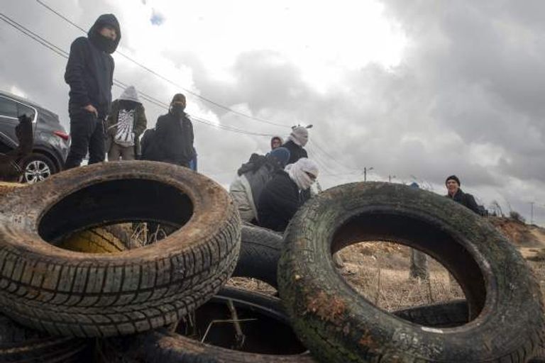 مستوطنو عمونا يغلقون أبوابها