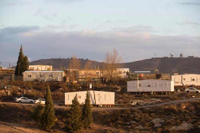 مستوطنو عمونا يغلقون أبوابها