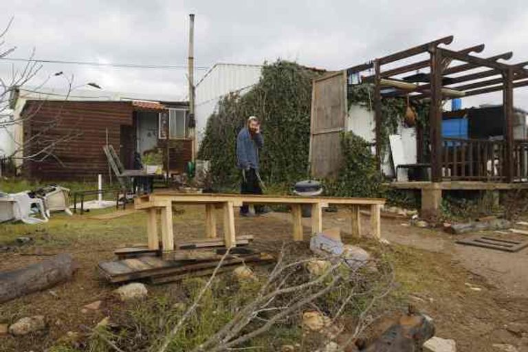 مستوطنو عمونا يغلقون أبوابها