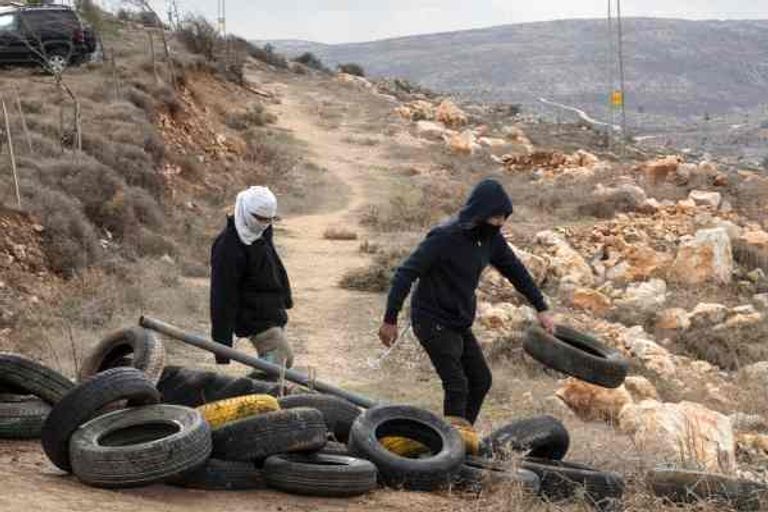 مستوطنو عمونا يغلقون أبوابها