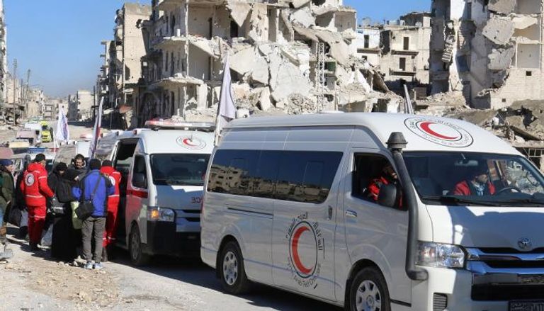 سيارات إسعاف تنتظر إجلاء مدنيين في حلب