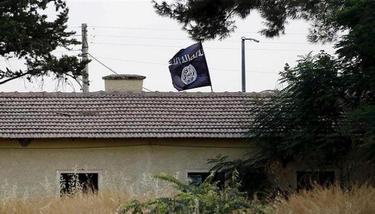علم داعش أعلى مكتب جمارك بمدينة جرابلس السورية