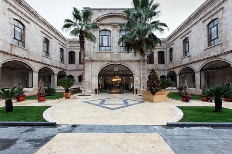 فندق كارلتون القلعة قبل الحرب سوريات يلتقطن الصور التذكارية