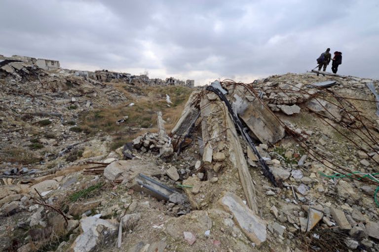 أنقاض فندق كارلتون القلعة بعد الحرب سوريات يلتقطن الصور التذكارية