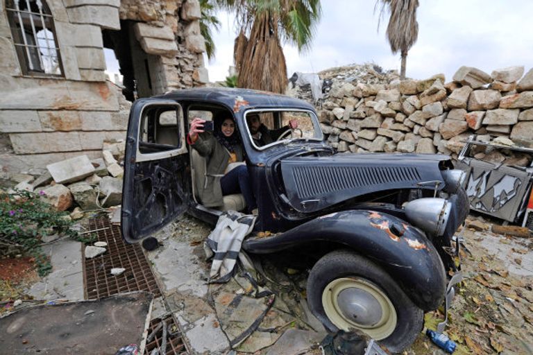 سوريات يلتقطن الصور التذكارية