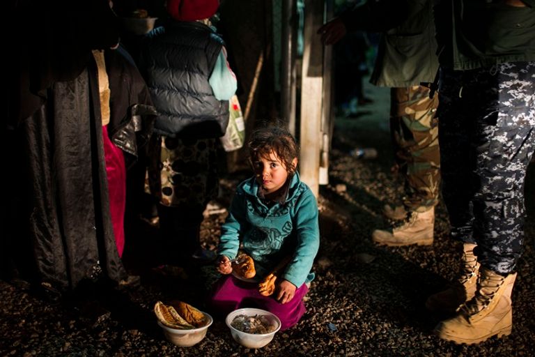 طفلة عراقية بمخيم للنازحين تنظر إلى المجهول