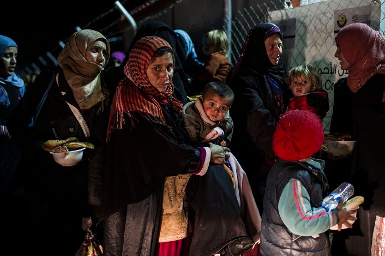 طفلة عراقية بمخيم للنازحين تنظر إلى المجهول