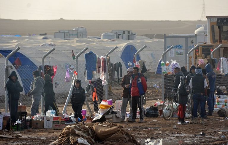 طفلة عراقية بمخيم للنازحين تنظر إلى المجهول