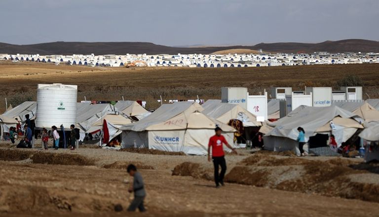 طفلة عراقية بمخيم للنازحين تنظر إلى المجهول