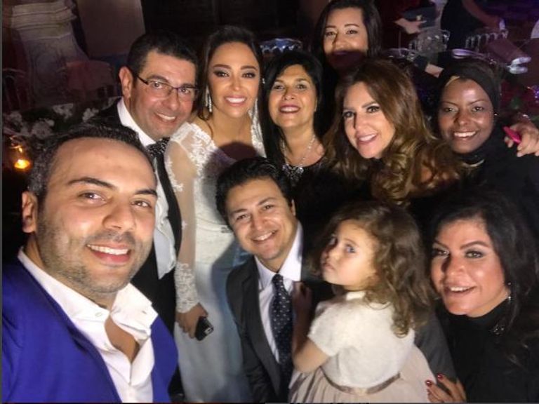 داليا البحيري مع عريسها وأحد الأصدقاء