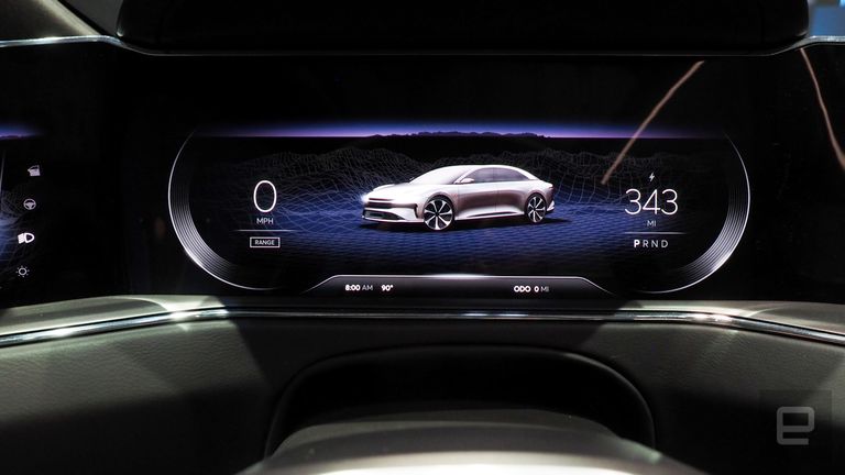 شاشة عرض المعلومات للسيارة - موقع إنجادجيت سيارة لوسيد إير في أول عرض لها - موقع إنجادجيت