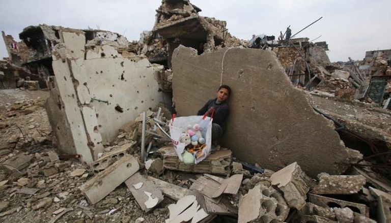طفل وسط دمار حلب