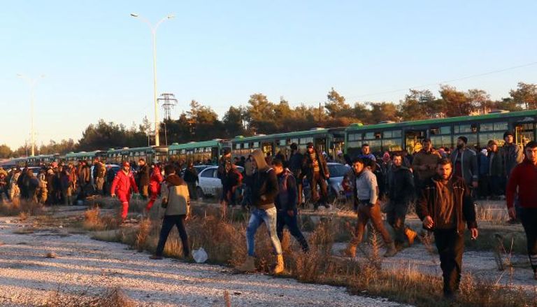 حافلات للحكومة السورية تقل مدنيون من حلب