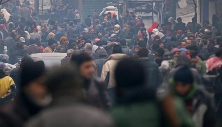 سكان من حلب ينتظرون الإجلاء 