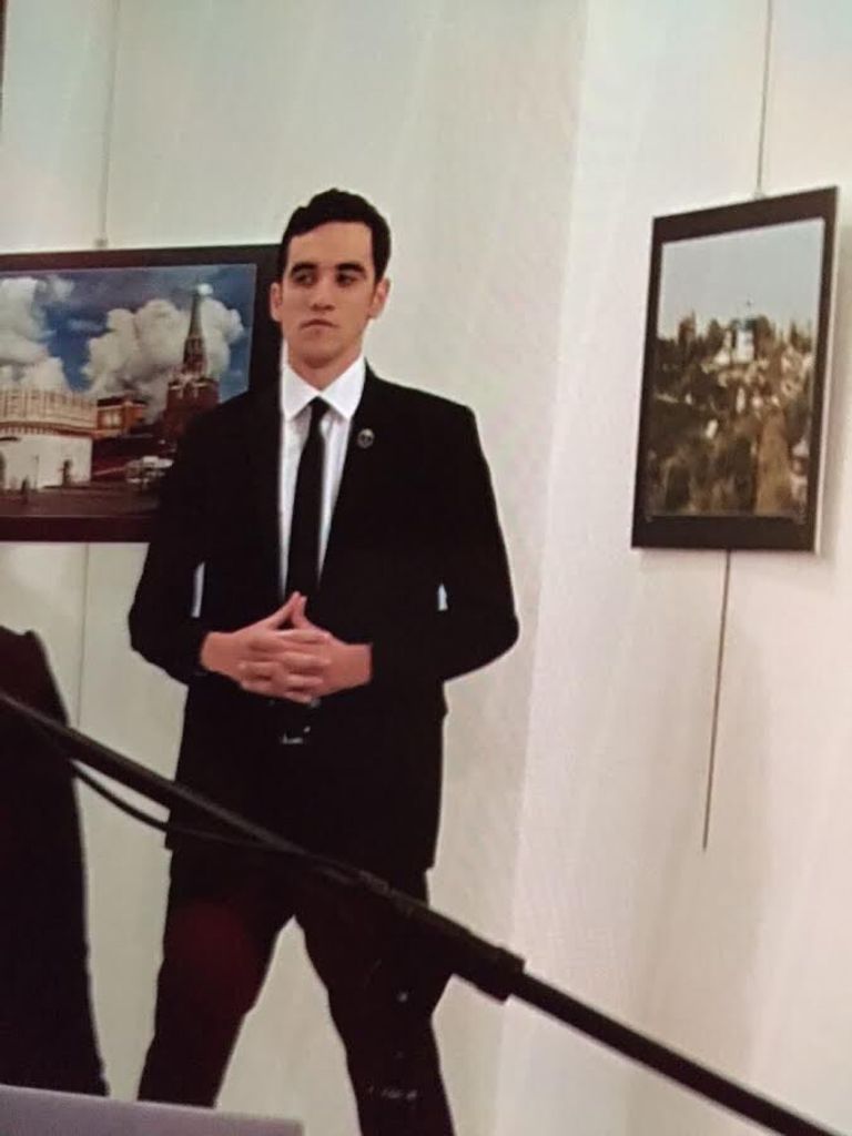 صورة تداولتها مواقع التواصل الاجتماعي مرجحة أنه المهاجم أندريه كارلوف، السفير الروسي في أنقرة