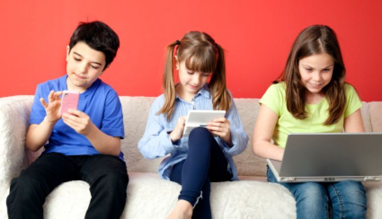 أطفال التواصل الاجتماعي أقل سعادة