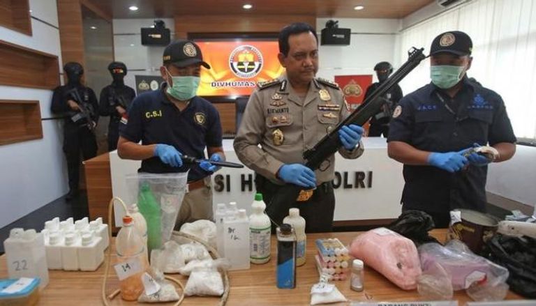 الشرطة الإندونيسية تعرض أسلحة ومواد لصناعة المتفجرات