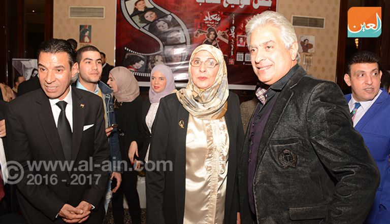 چنچاه وفي الخلفية غلاف الكتاب