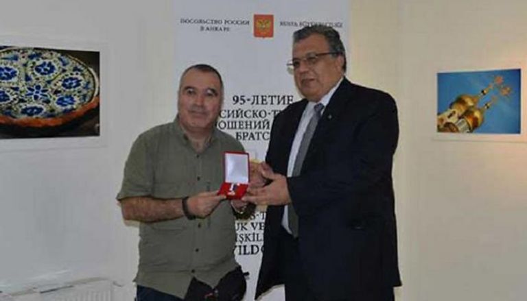السفير الروسي يهدي الميدالية للمصور التركي