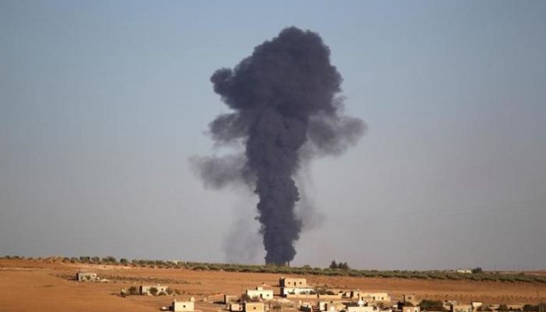 دخان يتصاعد من بلدة الباب السورية