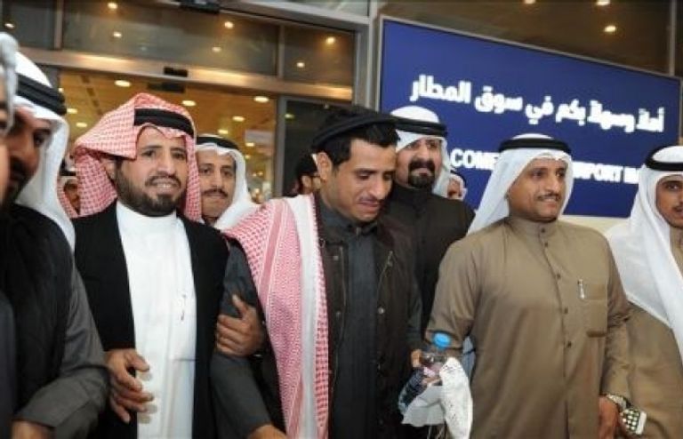 الكويتيون الأربعة بعد عودتهم