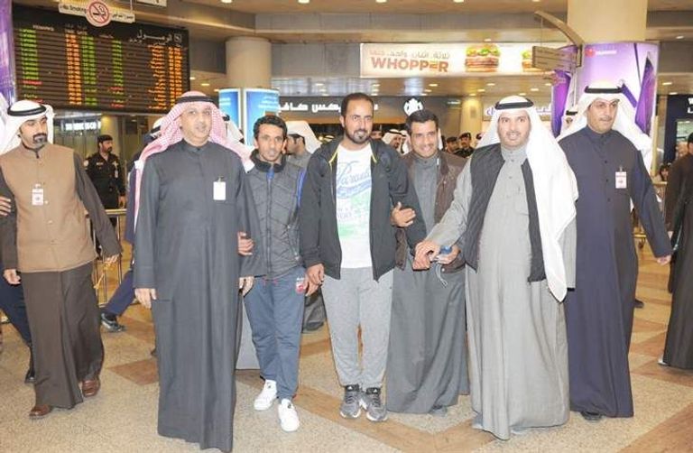 الكويتيون الأربعة بعد عودتهم