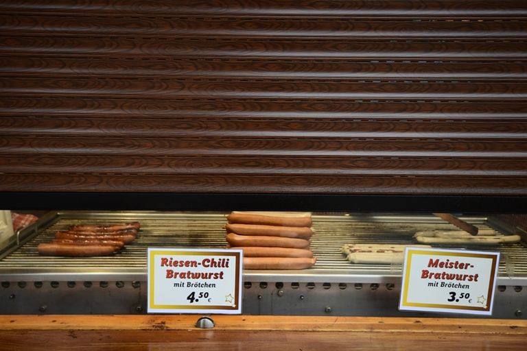 رجل يقف أمام شموع في موقع حادث برلين