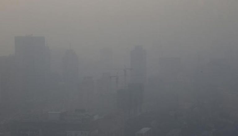 ضباب دخاني يظهر فوق موقع بناء في بكين