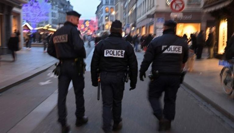 عدد من عناصر الشرطة الفرنسية خلال تأمينهم سوقا قبل عيد الميلاد